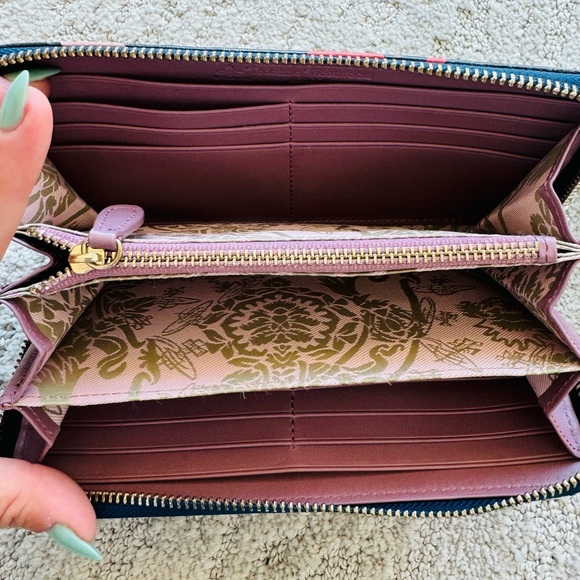 VIVIENNE WESTWOOD โ Zip around Wallet โ Box Included โ Great Condition โ - Picture 10 of 16